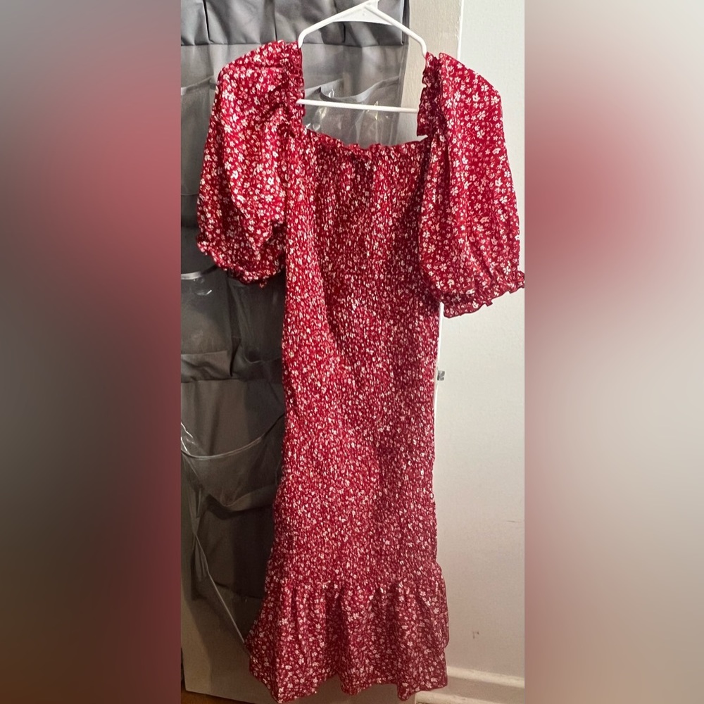 Beautiful fitted dress perfect for any occasion!